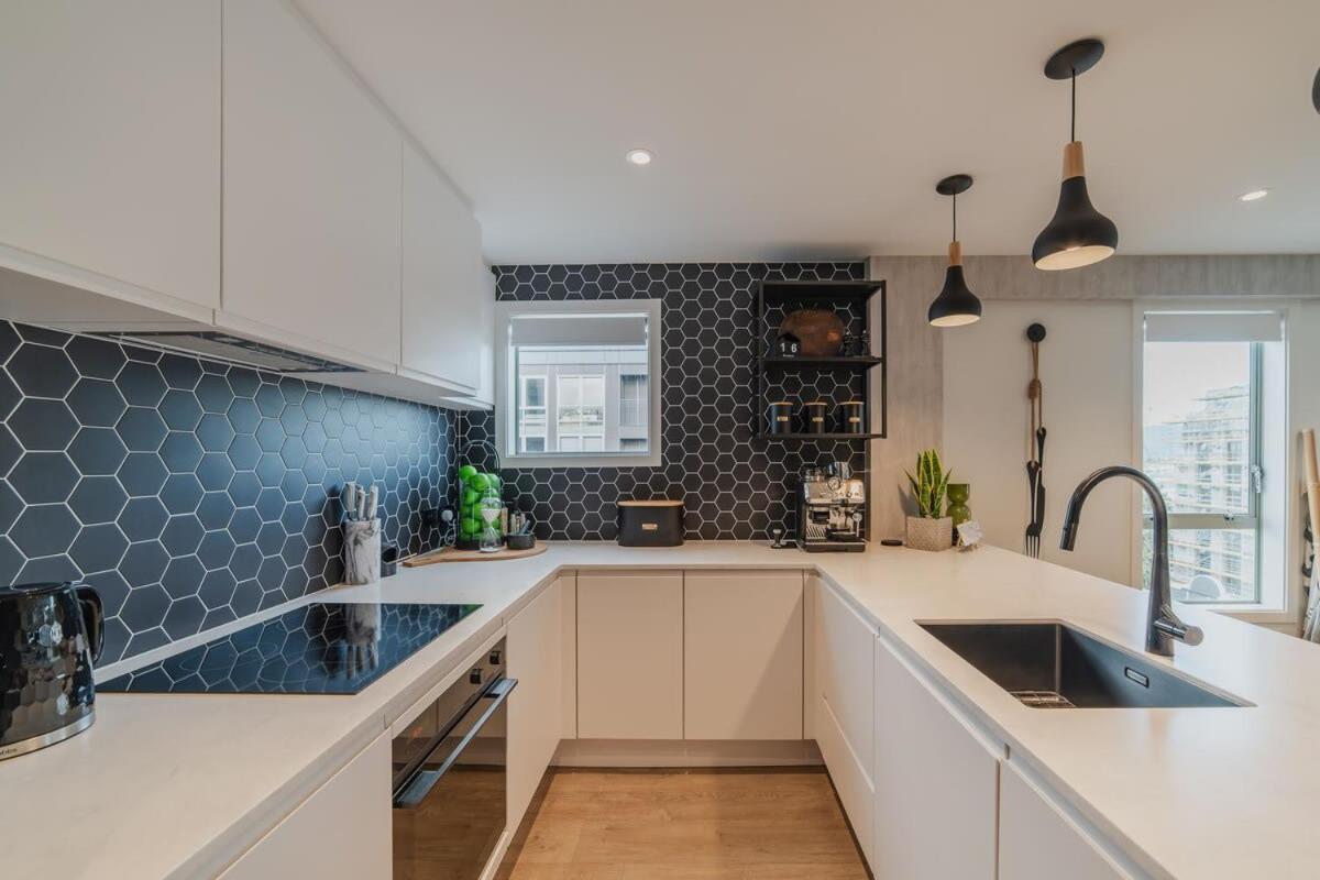Penthouse Perfection - 2Br Elegance On Worcester St Christchurch Exterior photo